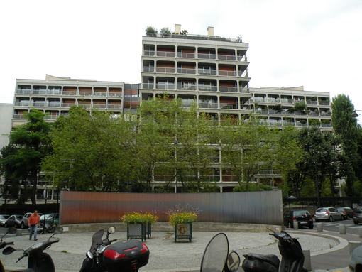  grand immeuble fin 20e siécle avec balcons, place du Vénézuela